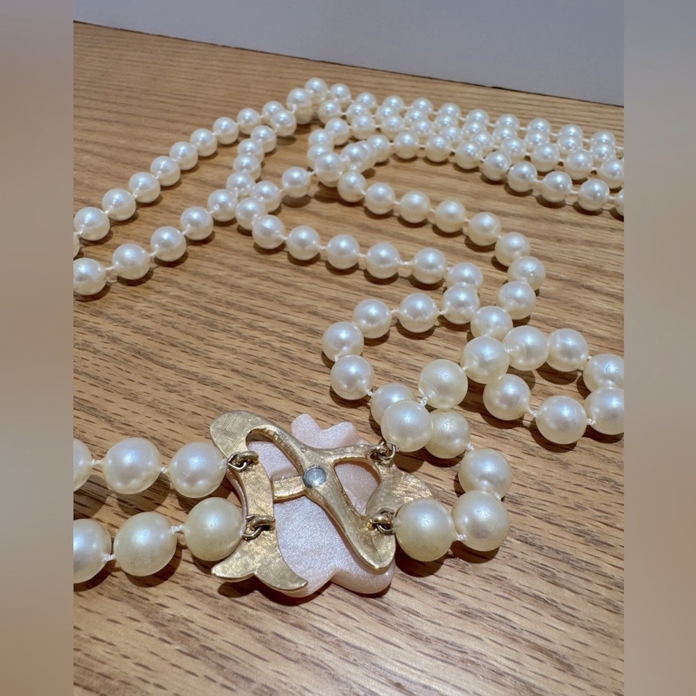 Vintage Elegant faux Pearl Necklace with Floral Accent - Picture 3 of 5